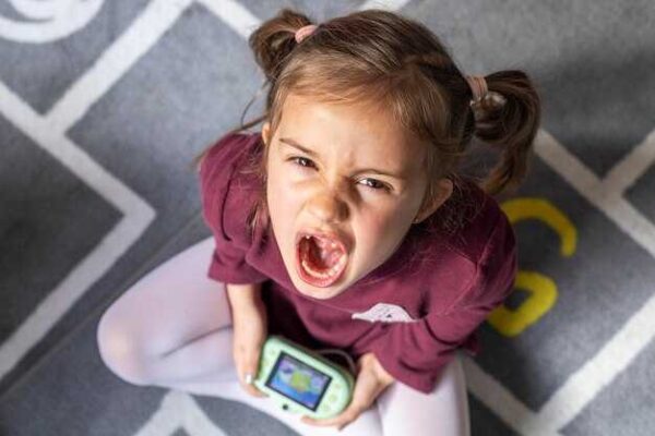 Почему маленькие дети плачут и как это связано с их эмоциями и потребностями