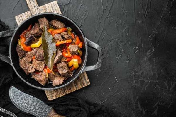 Как вкусно и просто приготовить говяжий гуляш с подливкой на сковороде рецепт