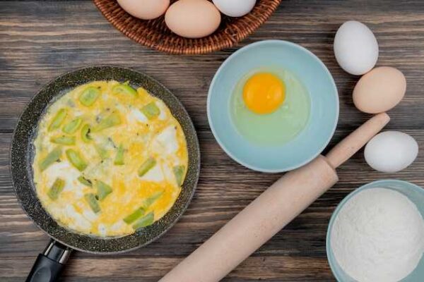 Пошаговый рецепт пышного омлета с молоком и яйцами на сковороде