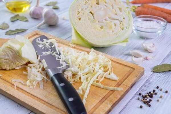 Простой рецепт тушеной капусты с овощами и специями для домашнего ужина