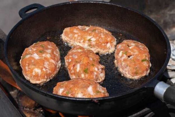 Как приготовить сочные котлеты из мясного фарша на сковороде пошаговый рецепт